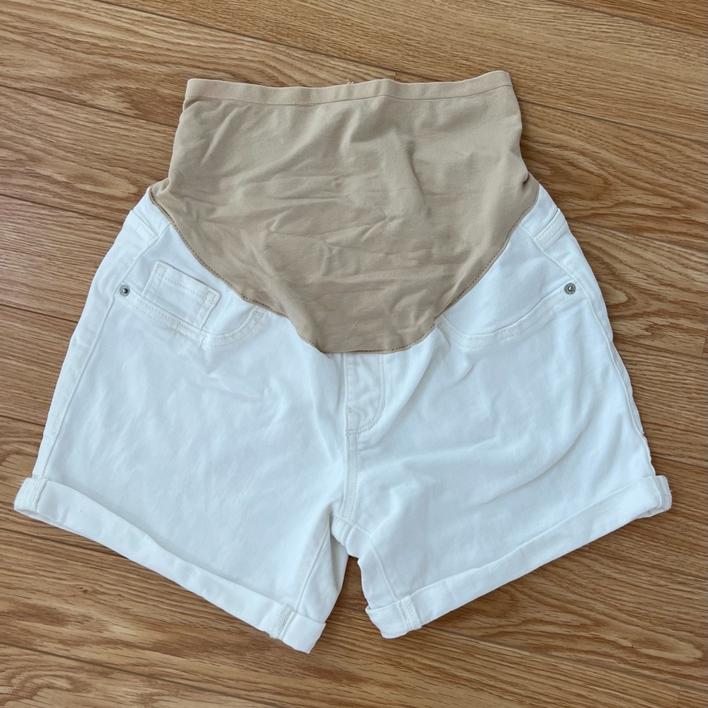 Old Navy Maternity shorts. Full panel. White. Size 4.